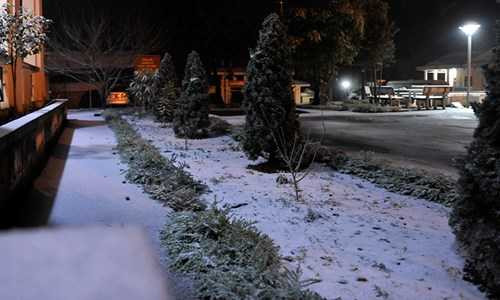 Nằm trên dãy Nhìu Cồ San có độ cao gần 2.000m so với mặt nước biển, xã Y Tý của huyện biên giới Bát Xát, Lào Cai) thường sớm phải hứng chịu sự bao phủ, tàn phá của những đợt không khí lạnh tràn về vào những ngày cuối Đông.