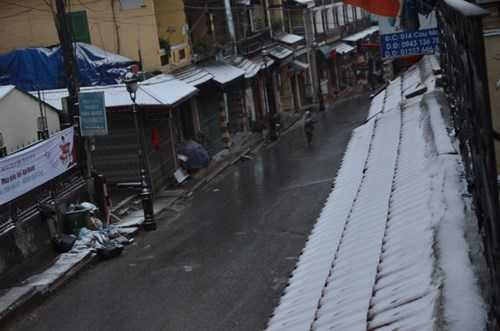 Tuyết rơi bao trùm lên mái nhà trên đường Cầu Mây, thị trấn Sapa.