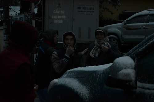 Nhiều khách du lịch nếm thử tuyết rơi.