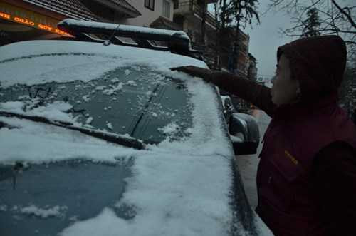 Xe ô tô đỗ dưới đường bị tuyết phủ kín.