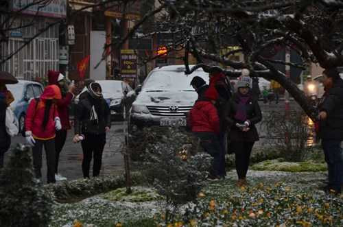 Do vào ngày cuối tuần nên lượng du khách đổ về Sapa đông hơn bình thường.