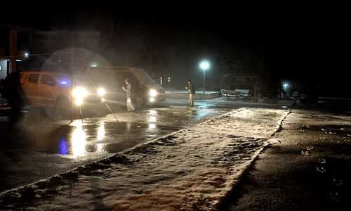 Dù đêm khuya và nhiệt độ âm độ C, nhưng không ít người vẫn háo hức ghi lại hình ảnh băng tuyết