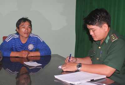 Ngư dân Huỳnh Hà, thuyền viên tàu cá đi trên QNg 90649 Ts đang trình báo với Biên phòng Tịnh Kỳ