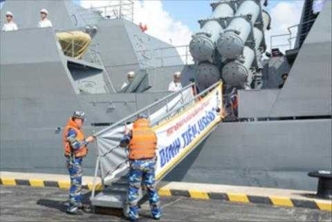 Chuẩn bị cầu thang để xuống tàu. Ảnh QĐND 