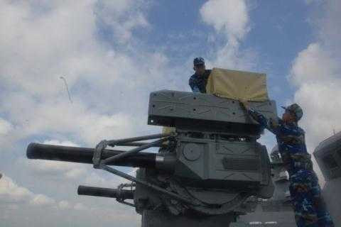 Cán bộ, chiến sĩ tàu 011- Đinh Tiên Hoàng chuẩn bị trước khi tàu rời bến hôm 20/1. (Ảnh: Tuổi trẻ) 