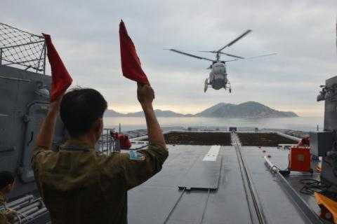 Trực thăng K28 lên tàu hộ vệ tên lửa 011. (Ảnh: Tuổi trẻ)