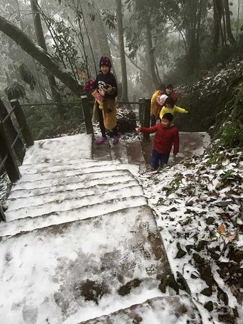 Du khách thích thú khi được chứng kiến hiện tượng mưa tuyết ở ngay tại Thủ đô Hà Nội