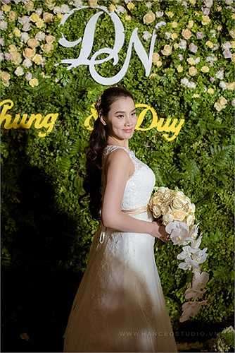 Vẫn như đám cưới ở TPHCM, Trang Nhung lựa chọn cho minh bộ đầm màu trắng rạng rỡ
