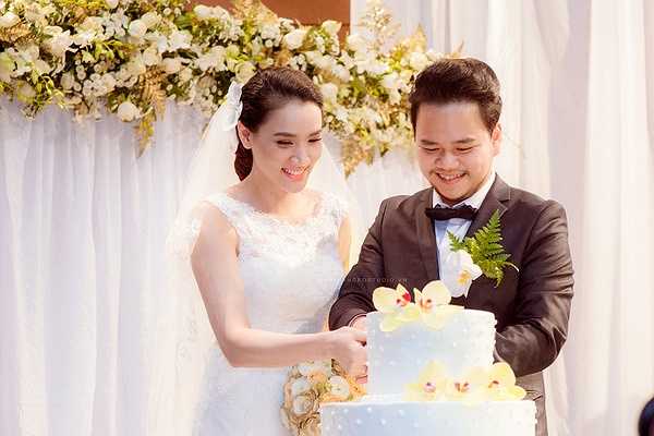 Cả hai cùng cắt bánh cưới hạnh phúc trong bữa tiệc