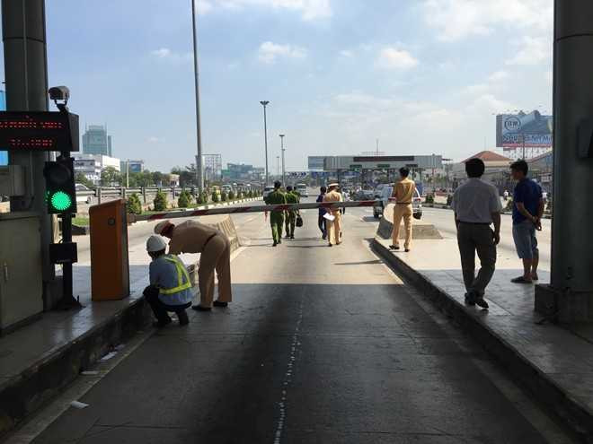 Cảnh sát khám nghiệm hiện trường nơi tên trộm đâm vào trạm thu phí.