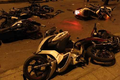 Những chiếc xe hư hỏng nặng nằm la liệt trên đường.