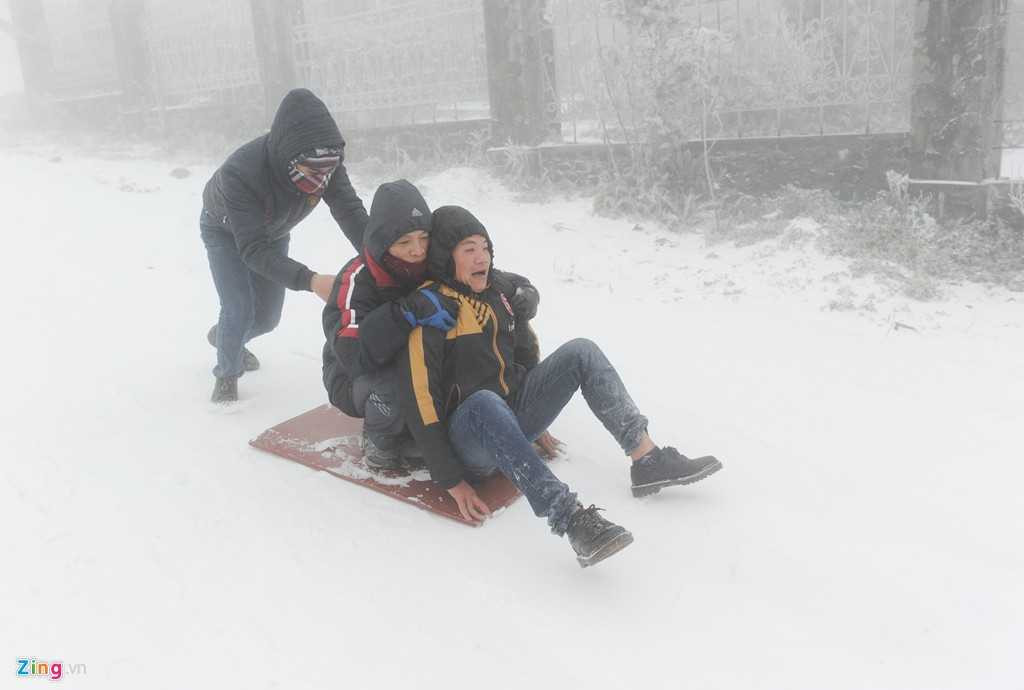 10 sáng, tuyết đã dày lên đến 10 cm, tạo thuận lợi cho các bạn trẻ Việt Nam chơi trò chơi mà tưởng chỉ có ở các nước ôn đới: Trượt tuyết.