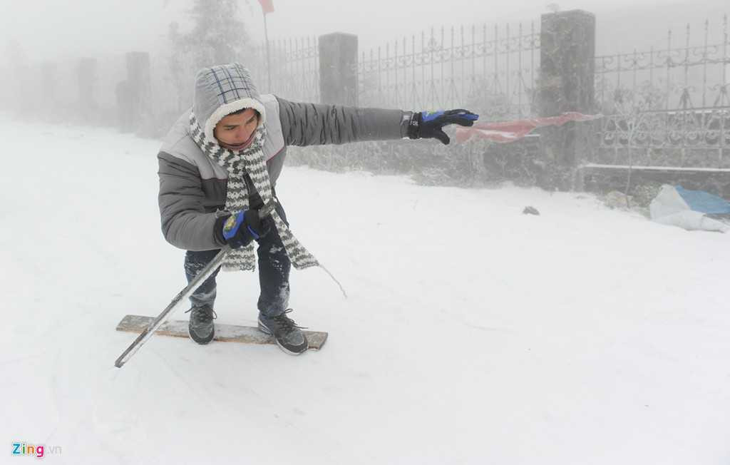 Ngô Huy Đồng, 23 tuổi đã nhặt mảnh ván và cây chống như các vận động viên trượt tuyết.