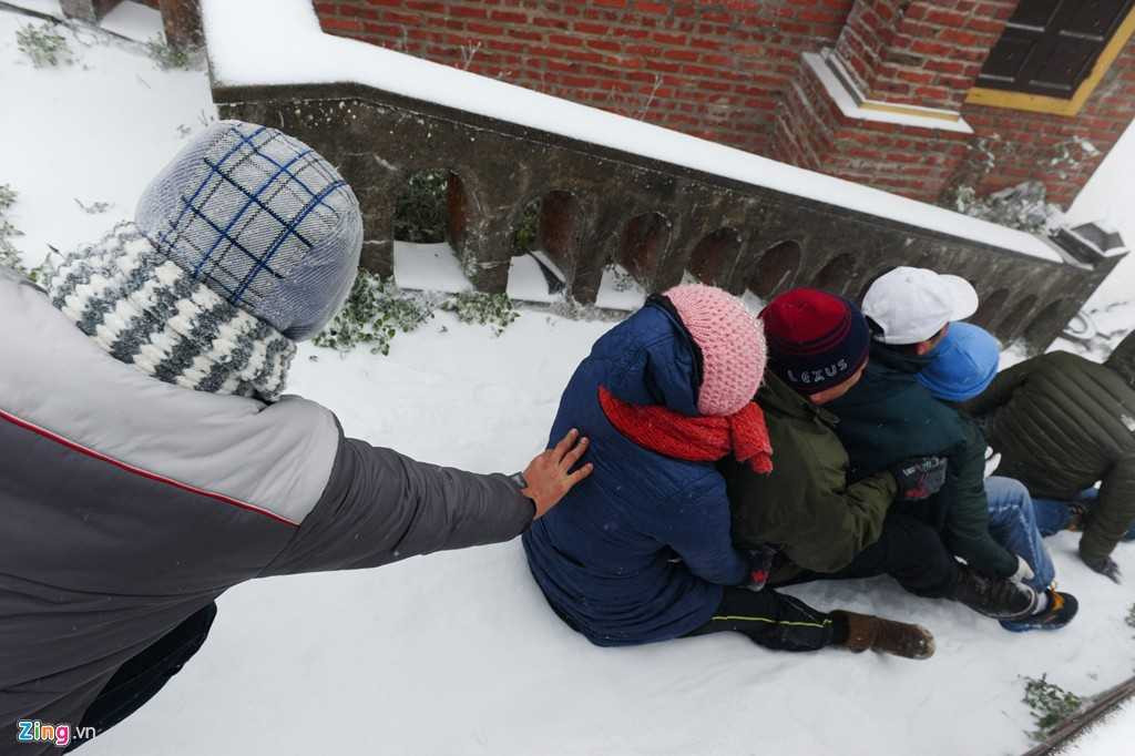Tuy vậy, nó cũng khá nguy hiểm khi du khách chưa có kĩ năng trượt tuyết. Một bạn trẻ nhăn nhó vì đã đâm phải chiếc ô tô đậu ngang đường.