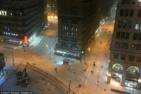 Xe cộ và xe điện đã bị cấm lưu thông ở New York do tuyết rơi dày tới 68cm Xe cộ và xe điện đã bị cấm lưu thông ở New York do tuyết rơi dày tới 68cm