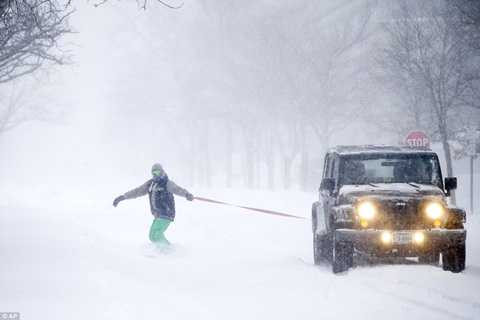 Chơi trượt tuyết do xe Jeep kéo tại Jeep Virgina Chơi trượt tuyết do xe Jeep kéo tại Jeep Virgina