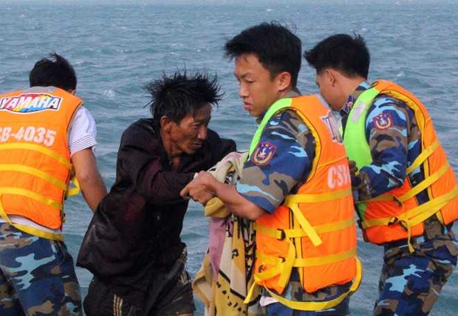 Cảnh sát biển đưa thuyền viên lên tàu. Ảnh: X.D.