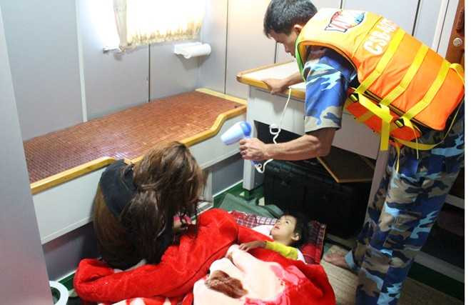 Hai trong số 6 nạn nhân được tàu CSB 4035 cứu được. Ảnh: X.D.