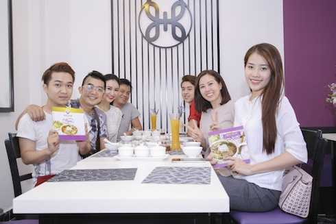 Hoa khôi Nam Em, Hoa hậu Thu Hoài đến ủng hộ người bạn, người em thân thiết. 