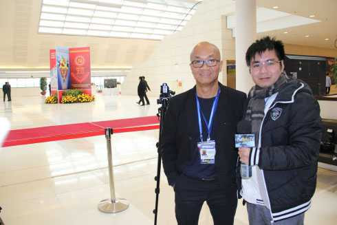 Phóng viên VTC News tác nghiệp cùng ông Vũ Hoàng Lân tại Đại hội Đảng XII