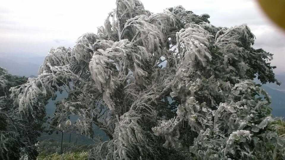 Băng trắng đẹp ngỡ ngàng trên Chùa Đồng Yên Tử