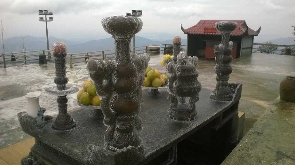 Băng trắng đẹp ngỡ ngàng trên Chùa Đồng Yên Tử