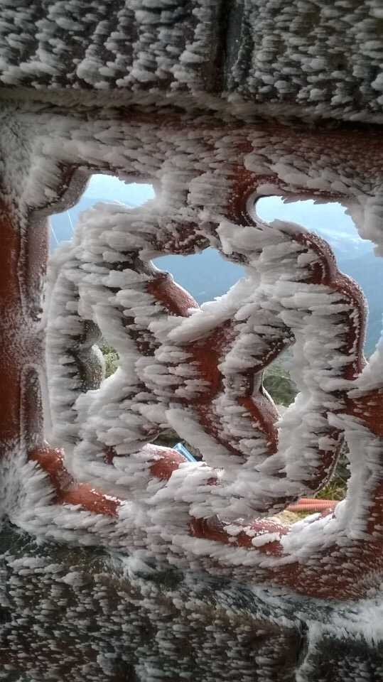 Băng trắng đẹp ngỡ ngàng trên Chùa Đồng Yên Tử