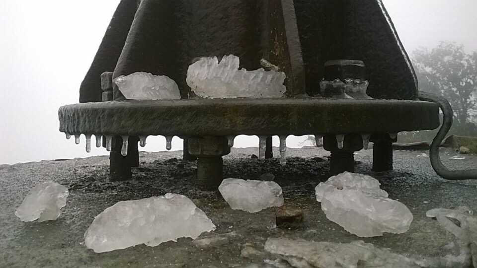 Băng đóng thành cục to.