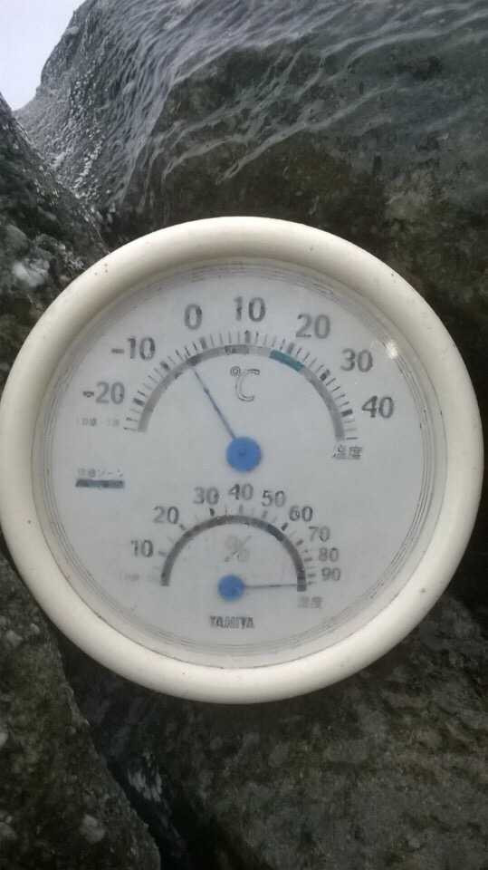 Nhiệt kế chỉ nhiệt độ trên Yên Tử ngày 24/1 ở -5 độ C.