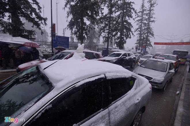 Ông Hoàng Văn Sơn, Phó trưởng công an thị trấn Sa Pa cho biết, do quá nhiều khách du lịch đổ xô lên ngắm tuyết rơi, nhiều người vội về để kịp làm việc vào thứ 2 nên xảy ra tình trạng ùn tắc.