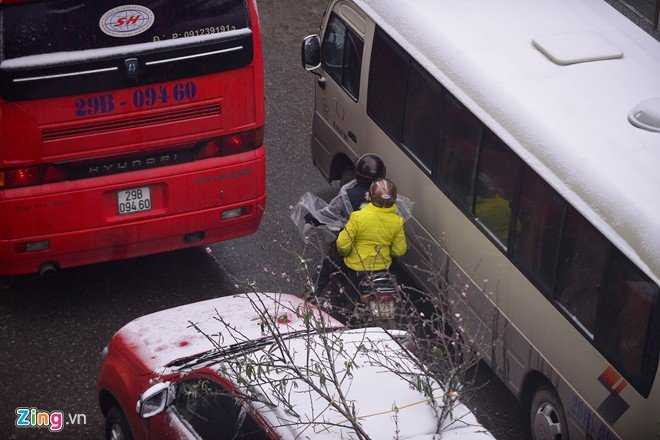 Đoàn xe kéo dài hơn 10 km, kể cả đợt tuyết mạnh nhất năm 2013 cũng không ùn dài như vậy. Chúng tôi đã cử các chiến sĩ tới phân luồng tại những nút giao thông quan trọng, ông Sơn nói thêm.