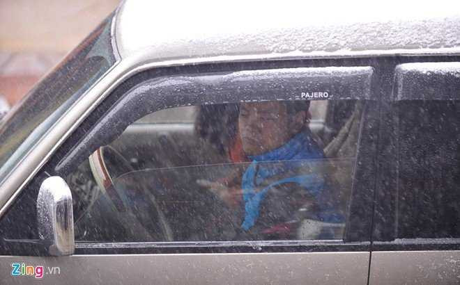 Tài xế Hùng chán nản khi di chuyển hơn một giờ đồng hồ mới được 2 km. Tôi phải về Hà Nội để mai còn đi làm. Tình hình này có lẽ rạng sáng ngày mai mới về tới nhà mất, anh nói.