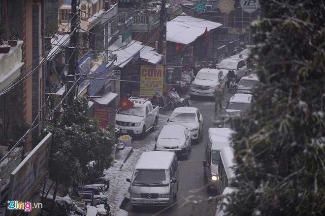 Các con đường trong thị trấn như Thạch Sơn, Điện Biên Phủ... gần như kẹt cứng. Dòng xe di chuyển chậm khiến giao thông ùn ứ, trì trệ.