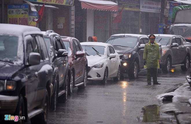 Cảnh sát bất lực đứng dưới mưa.