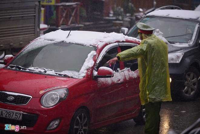 Đôi khi họ phải nhắc nhở những tài xế lấn làn, chen đi trước.