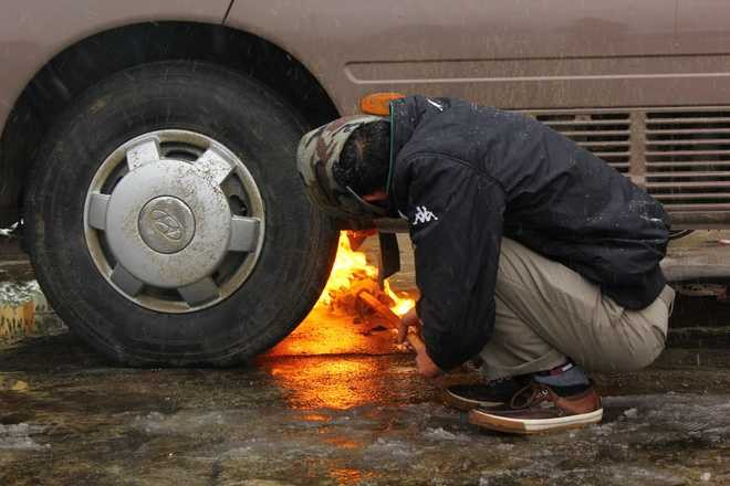 Chiếc xe để ngoài trời vì quá lạnh máy không thể khởi động. Tài xế phải dùng đuốc đốt gầm làm nóng nhiên liệu rồi mới khởi động được xe.