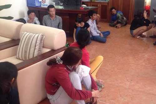 Nhiều nghi can đang bị cảnh sát lấy lời khai. Ảnh: Vy Tường.