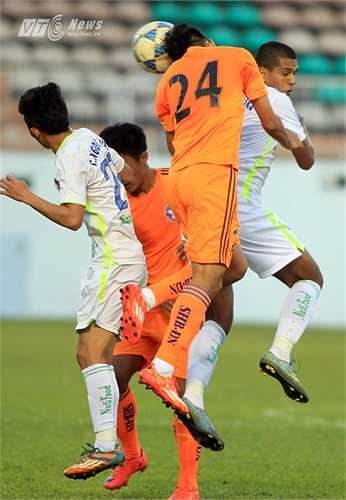 Trong khi đó chân sút từng làm mưa làm gió ở V-League là Merlo của SHB Đà Nẵng không lâu sau khi vào sân đã nâng tỷ số lên 3-0 cho đội bóng sông Hàn. (Ảnh: Hùng Linh)