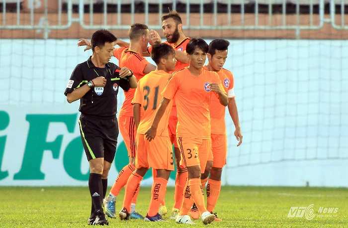 2-0 cho SHB Đà Nẵng là kết quả của hiệp 1. (Ảnh: Hùng Linh)
