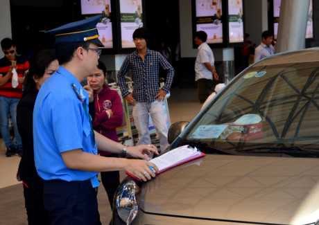 Thanh tra Giao thông lập biên bản một chủ ôtô dừng, đậu sai quy định tại sân bay Tân Sơn Nhất trong sáng 25/1. Ảnh: Lê Quân 