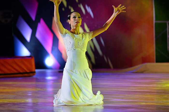 Thu Trang nhẹ nhàng đứng dậy trong tiếng vỗ tay của đông đảo khán giả