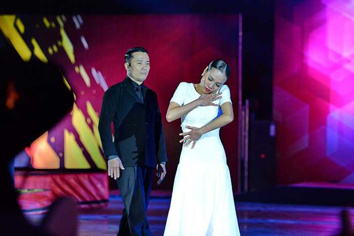 Clip Hồng Việt ném Thu Trang trên sân khấu: 1111111111111