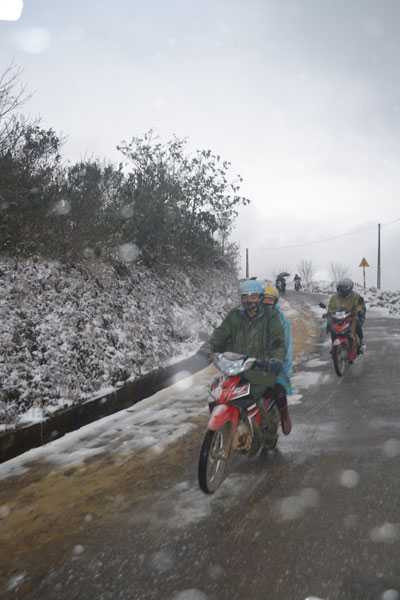 Lào Cai vẫn trắng xóa, chưa có dấu hiệu giảm băng tuyết