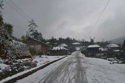 Lào Cai vẫn trắng xóa, chưa có dấu hiệu giảm băng tuyết