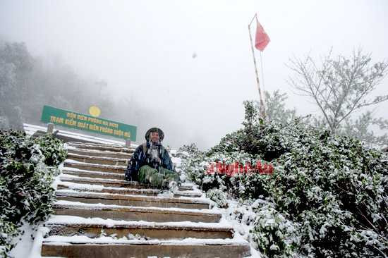 Trước Trạm Biên phòng Buộc Mú, xã Na Ngoi (Kỳ Sơn) tuyết rơi dày. Và với dân phượt khoảnh khắc hiếm hoi này thật đáng lưu giữ.