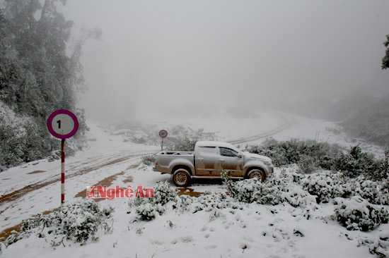 Đường biên giới Việt - Lào phủ một màu trắng xóa. Hình ảnh này khiến nhiều người liên tưởng đến một không gian ở Châu Âu.