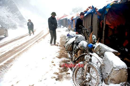 Chỉ cần 10 phút dừng bên đường chiếc xe của dân phượt đã khoác màu mới.