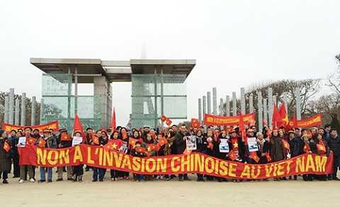 Cộng đồng người Việt cầm băng rôn lớn có dòng chữ Phản đối Trung Quốc bành trướng tại Quảng trường Joffre, thủ đô Paris. Ảnh: Collectif