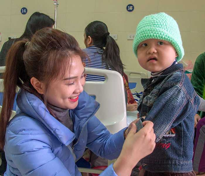 Nữ sinh Báo chí không ngại rét 6 độ C mang hơi ấm đến trẻ em bất hạnh