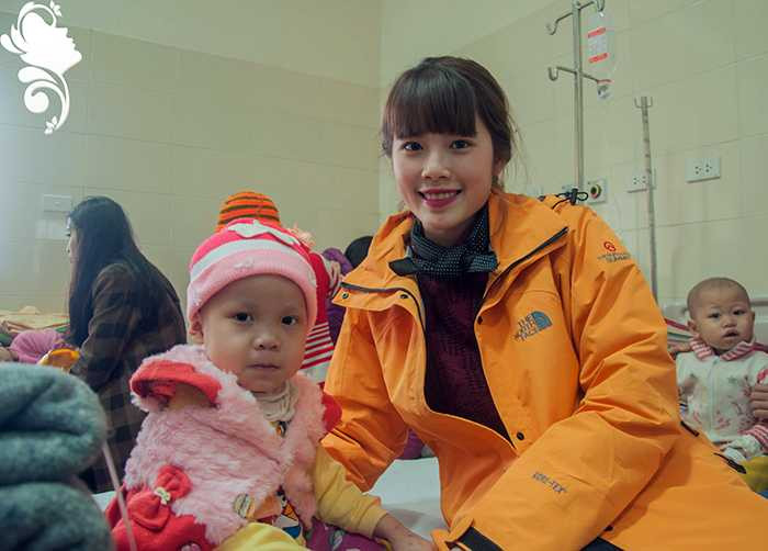 Nữ sinh Báo chí không ngại rét 6 độ C mang hơi ấm đến trẻ em bất hạnh